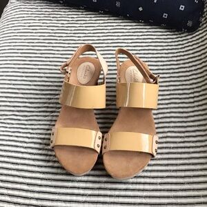 Clarks Artisan *new no box” Tan Patent and Tan/Beige matte leather sandals 8M